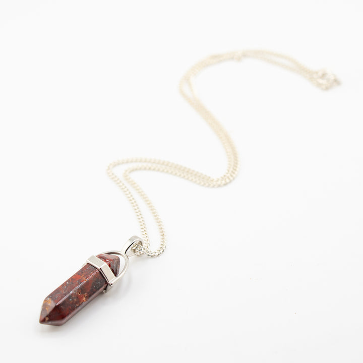Collar con colgante de punta de piedra de sangre natural hecho a mano