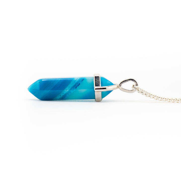 Collier pendentif en pointe d'agate bleue teinte à la main