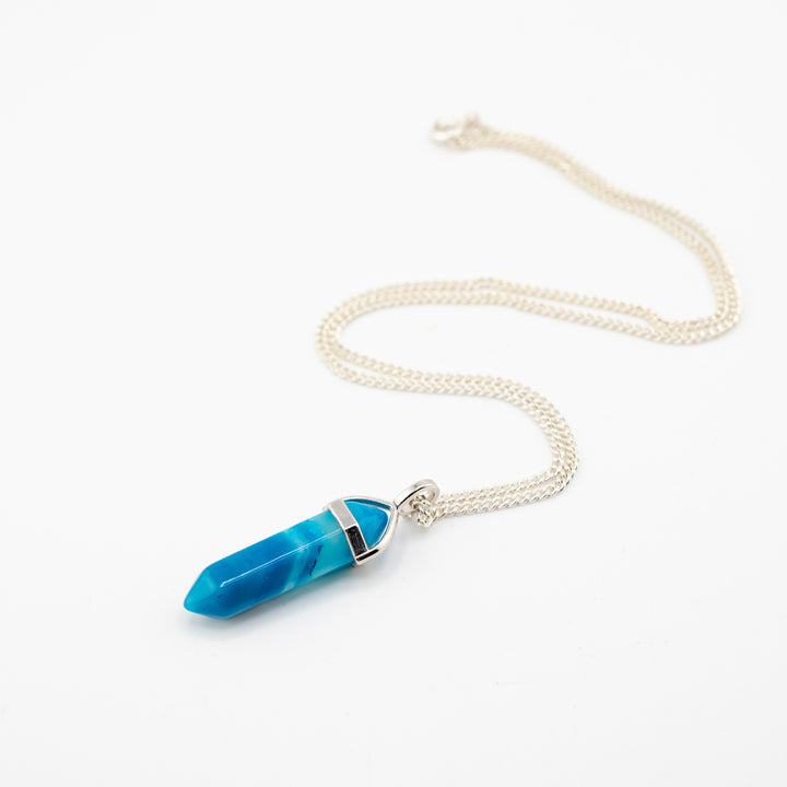 Collier pendentif en pointe d'agate bleue teinte à la main