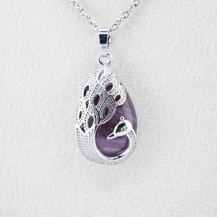 Collar de lágrima artesanal: amatista natural con motivo de pavo real