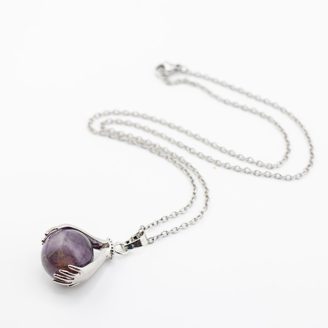 Collar con colgante de esfera de amatista hecho a mano