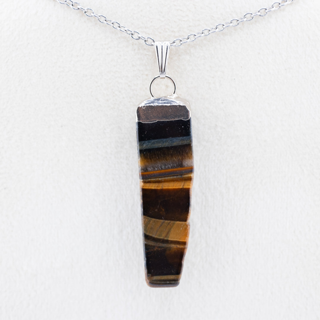 Collar con colgante de ojo de tigre de hierro natural hecho a mano