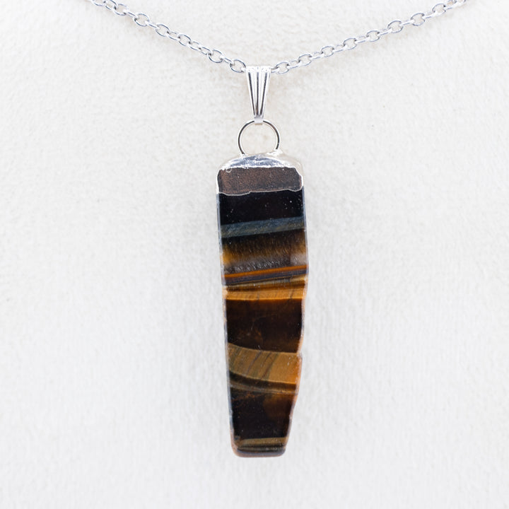 Collar con colgante de ojo de tigre de hierro natural hecho a mano