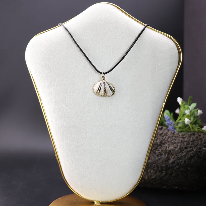 Nature-Inspired Elegance Sea Shell Shaped Pendant – Embrace Serenity