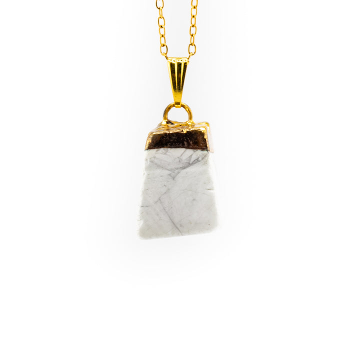 Collar con colgante de howlita natural hecho a mano