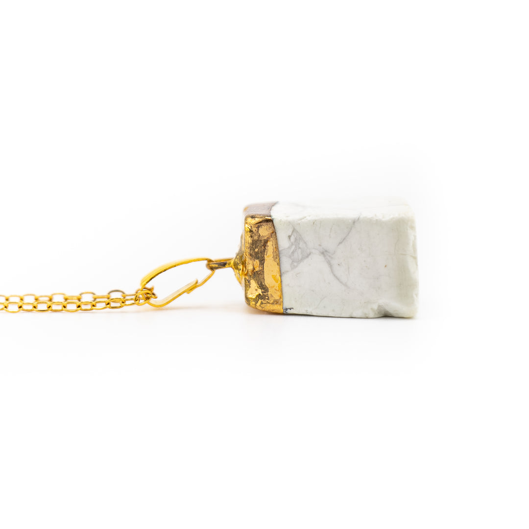 Collar con colgante de howlita natural hecho a mano