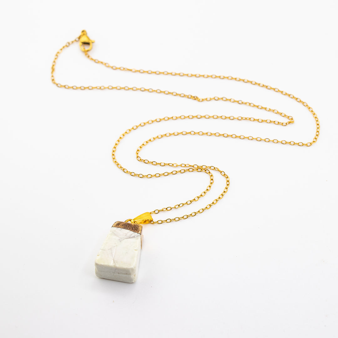 Collar con colgante de howlita natural hecho a mano