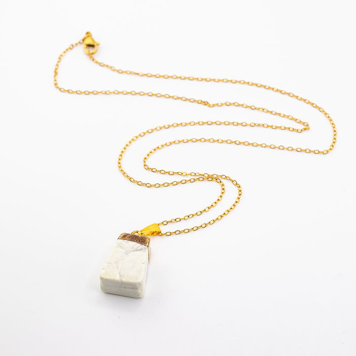 Collar con colgante de howlita natural hecho a mano