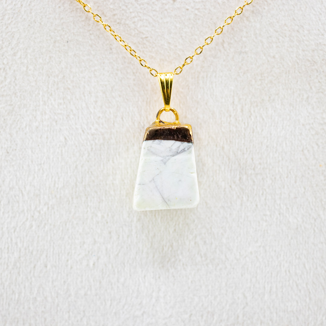 Collar con colgante de howlita natural hecho a mano
