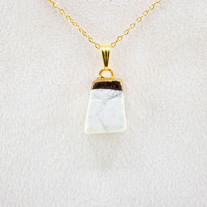 Collar con colgante de howlita natural hecho a mano