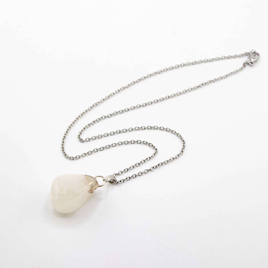 Collier avec pendentif en quartz clair naturel fabriqué à la main