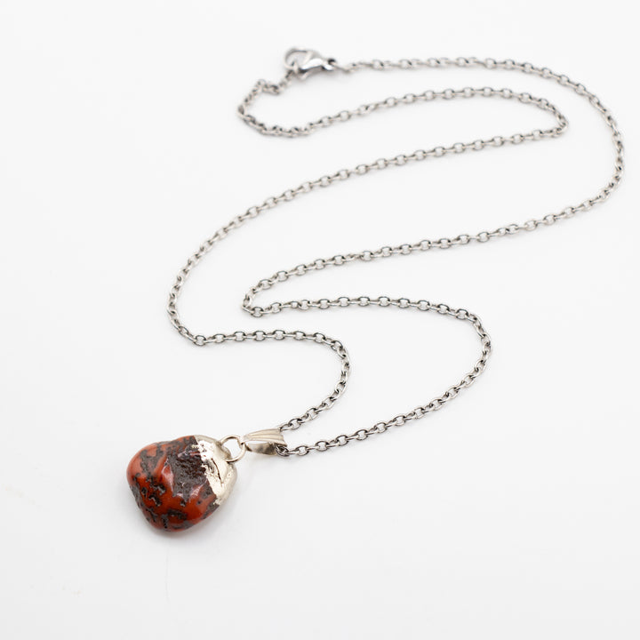 Collar con colgante de piedra preciosa de jaspe rojo natural hecho a mano