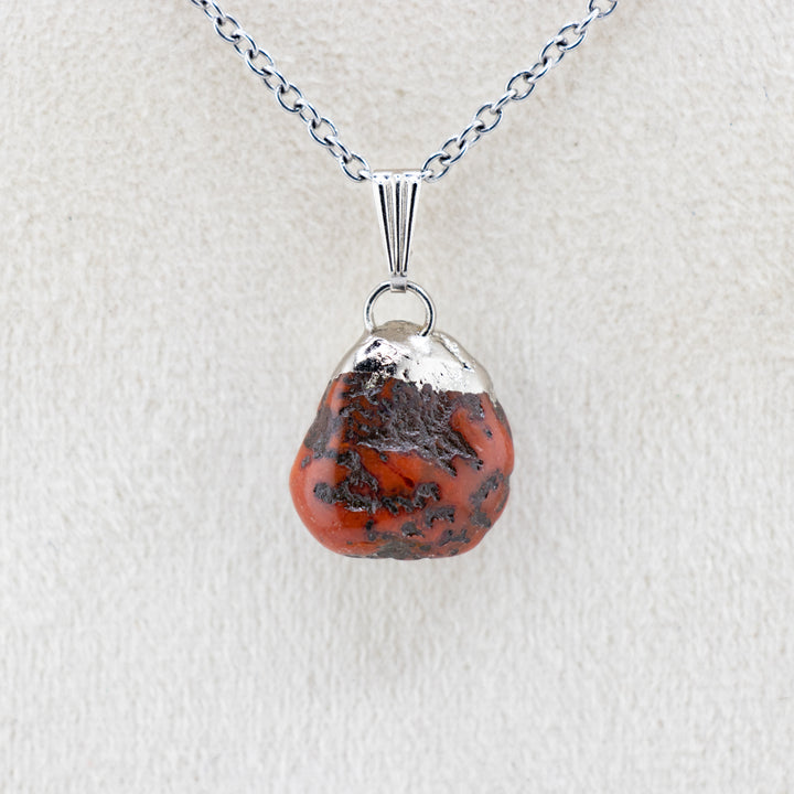 Collar con colgante de piedra preciosa de jaspe rojo natural hecho a mano