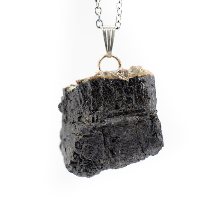 Collier avec pendentif en tourmaline noire naturelle fabriqué à la main