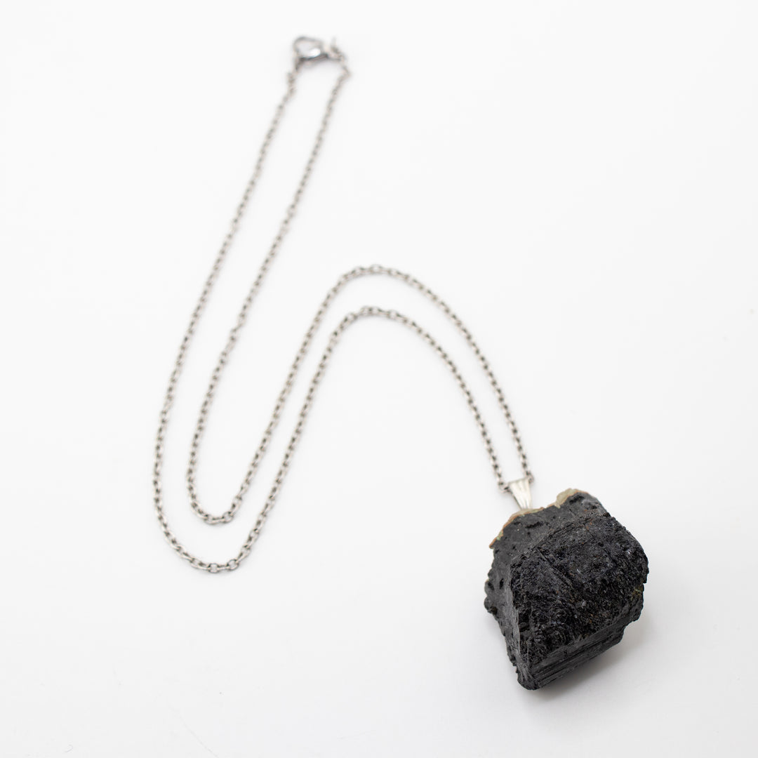 Collier avec pendentif en tourmaline noire naturelle fabriqué à la main