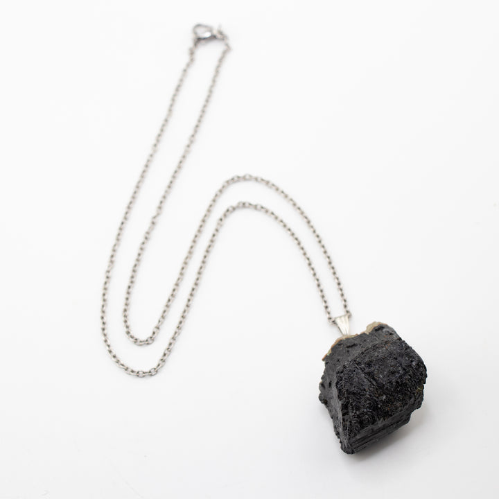 Collier avec pendentif en tourmaline noire naturelle fabriqué à la main