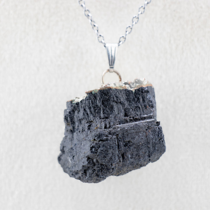 Collier avec pendentif en tourmaline noire naturelle fabriqué à la main