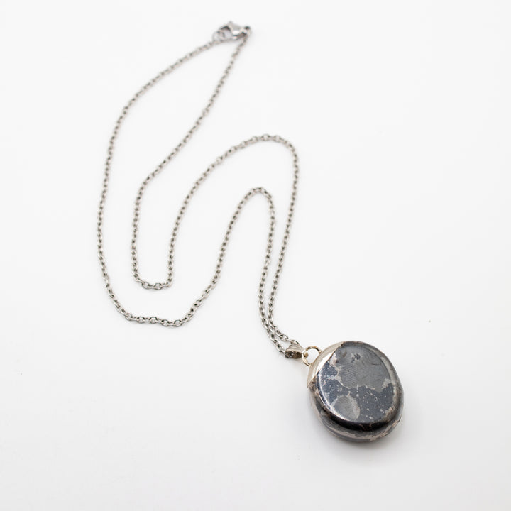 Collier pendentif en hématite naturelle fabriqué à la main