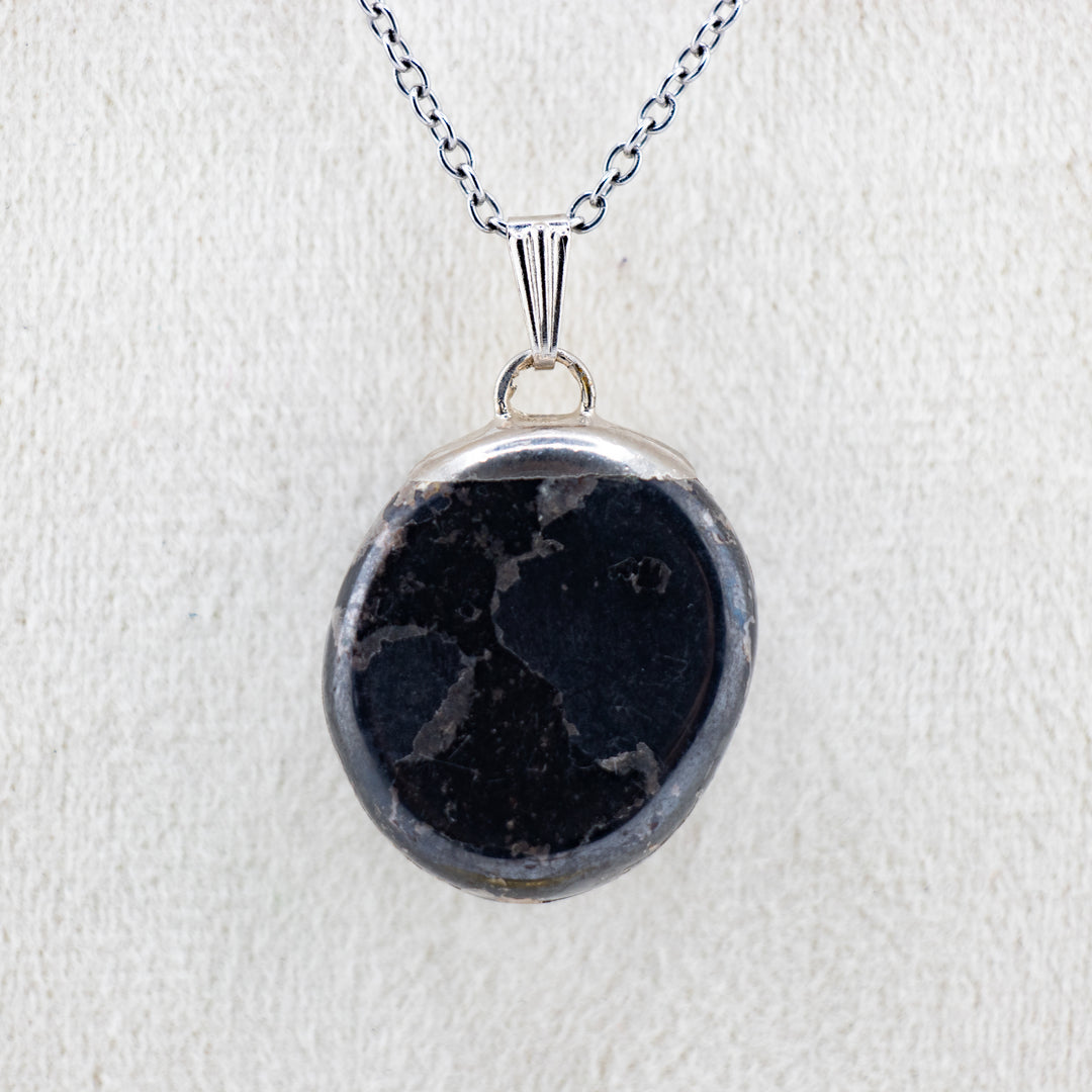 Collier pendentif en hématite naturelle fabriqué à la main