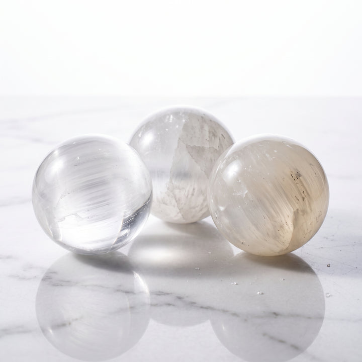 Sphère de sélénite naturelle - Cristal de sélénite de 5 cm - Pierre de guérison purifiante et rechargée