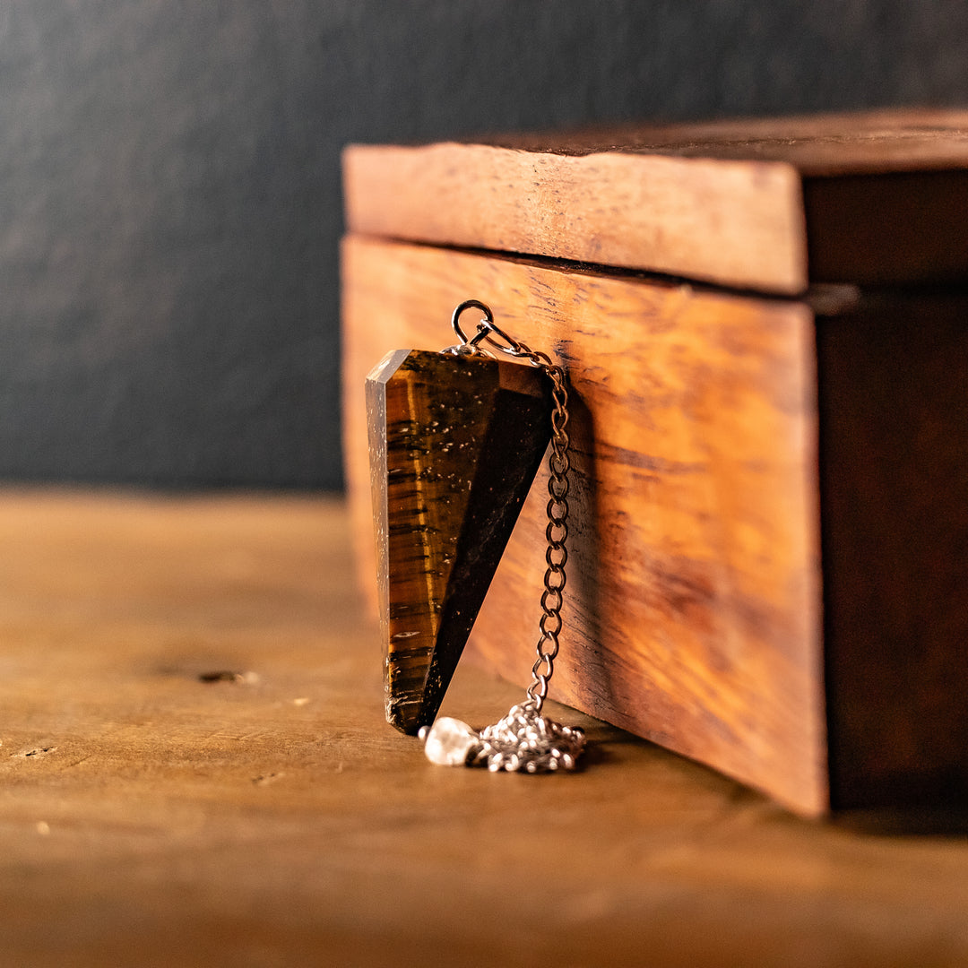 Tiger’s Eye Pendulum – Confidence & Protection Tool for Grounded Divination & Energy Work