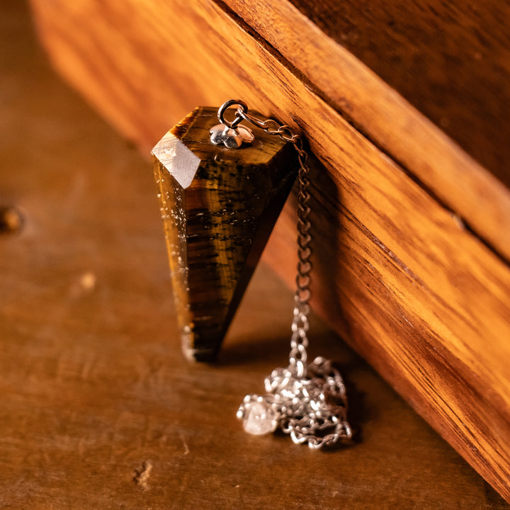 Tiger’s Eye Pendulum – Confidence & Protection Tool for Grounded Divination & Energy Work