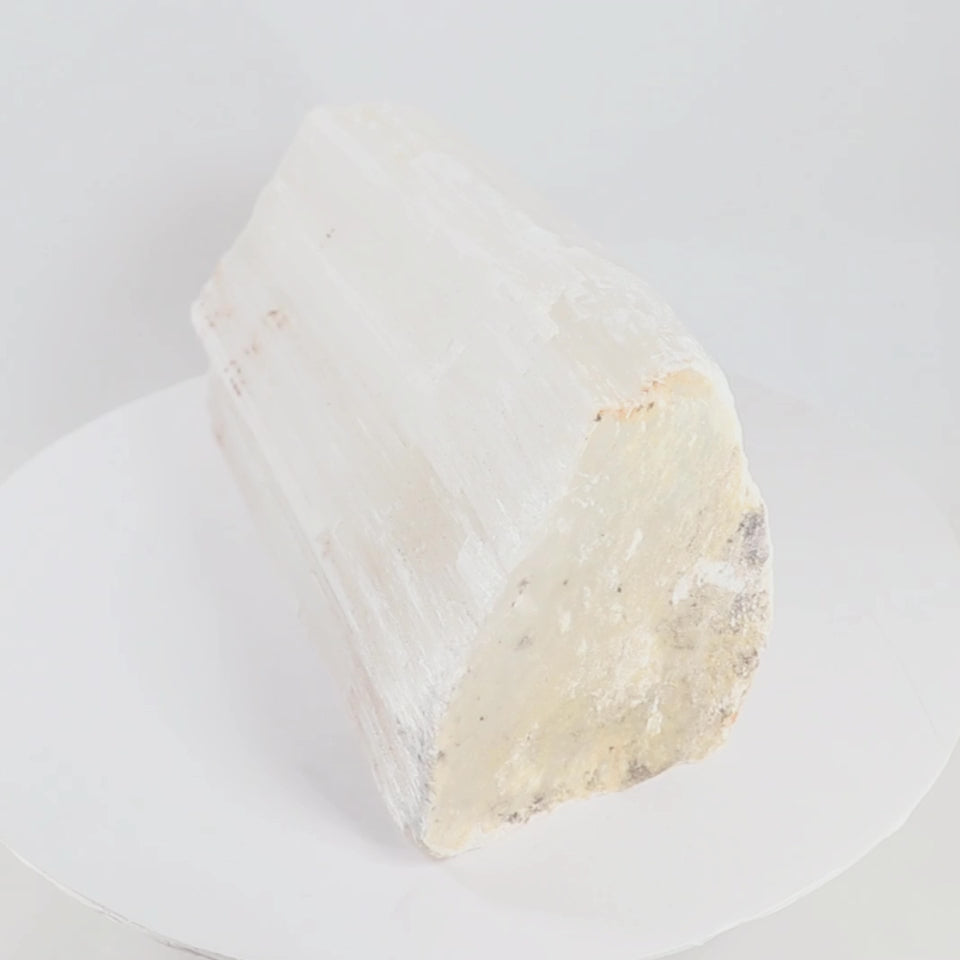 Tronco de selenita brasileña: purificador energético de alta vibración y amplificador de luz (9,3 kg)