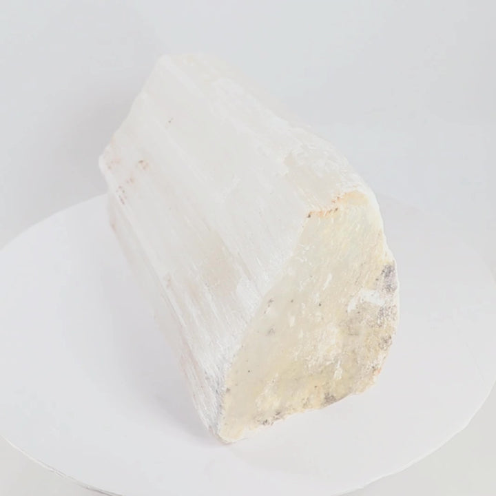 Tronco de selenita brasileña: purificador energético de alta vibración y amplificador de luz (9,3 kg)